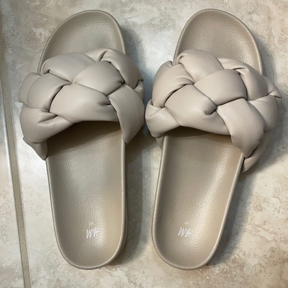 h&m braided slides (sz.40) fits me as a TTS 9